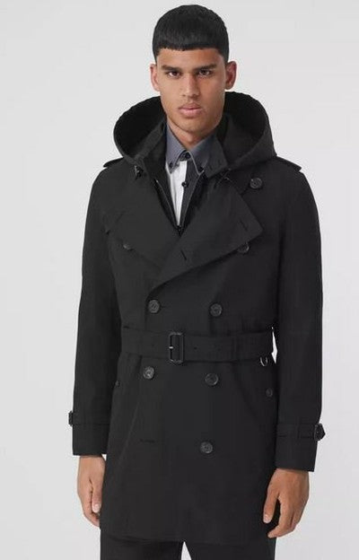 Trench-coat noir à double boutonnage pour homme. 