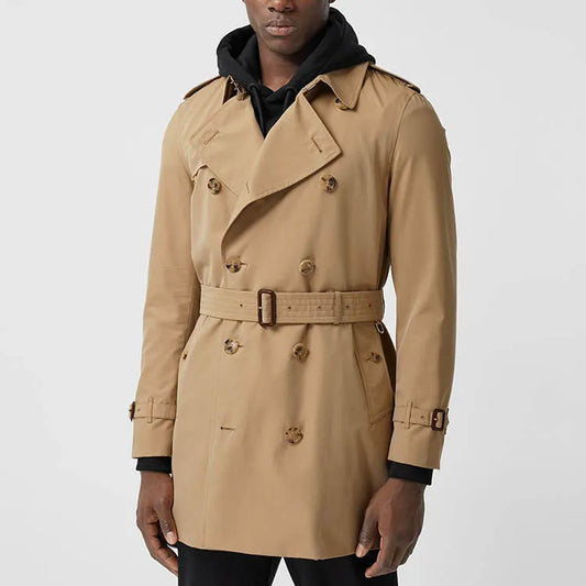 Trench-coat classique à double boutonnage beige pour homme. 