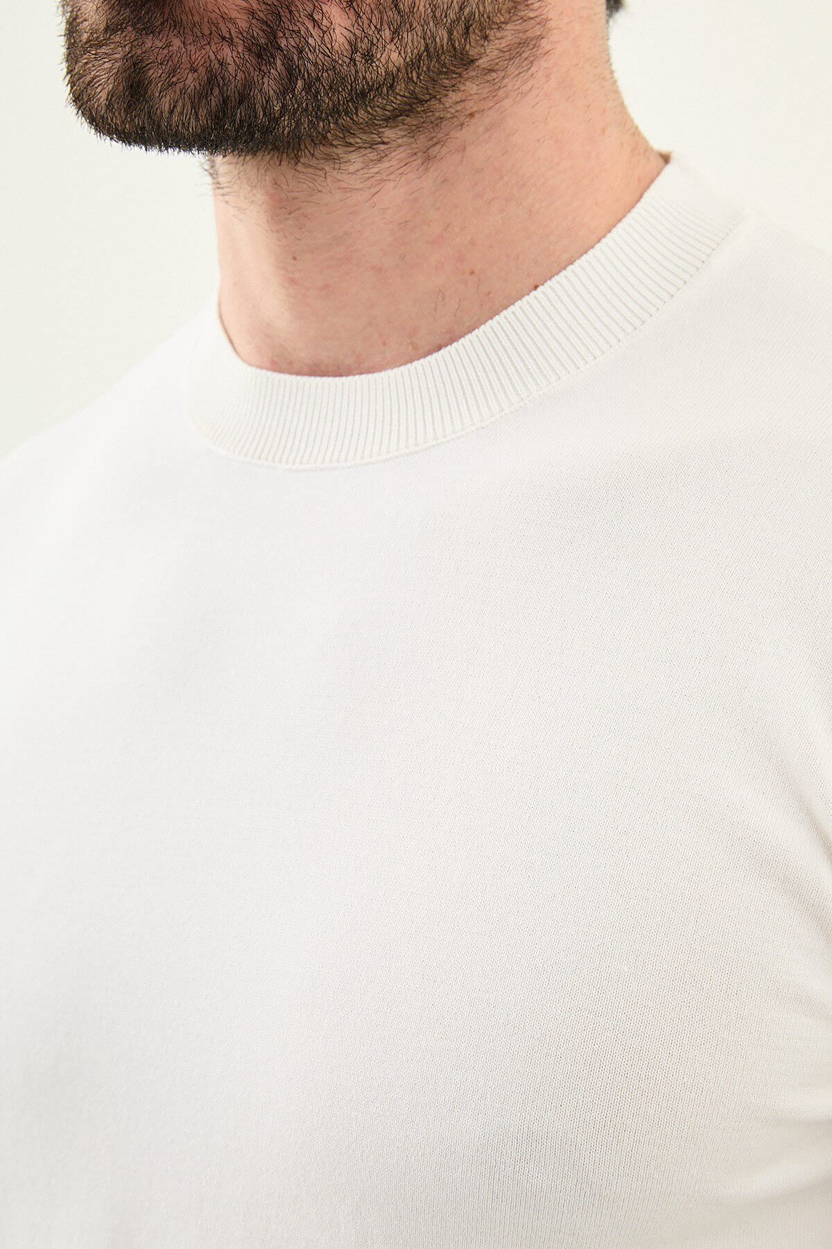 Men’s ecru slim fit crew neck knit t-shirt with short sleeves, soft cotton fabric, smart casual summer style