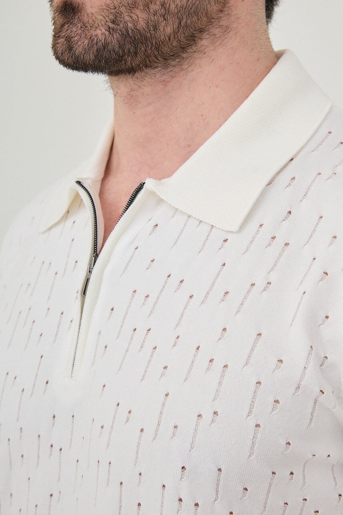 Men’s ecru slim fit polo collar zippered knit t-shirt with short sleeves, breathable viscose stretch fabric, smart casual style