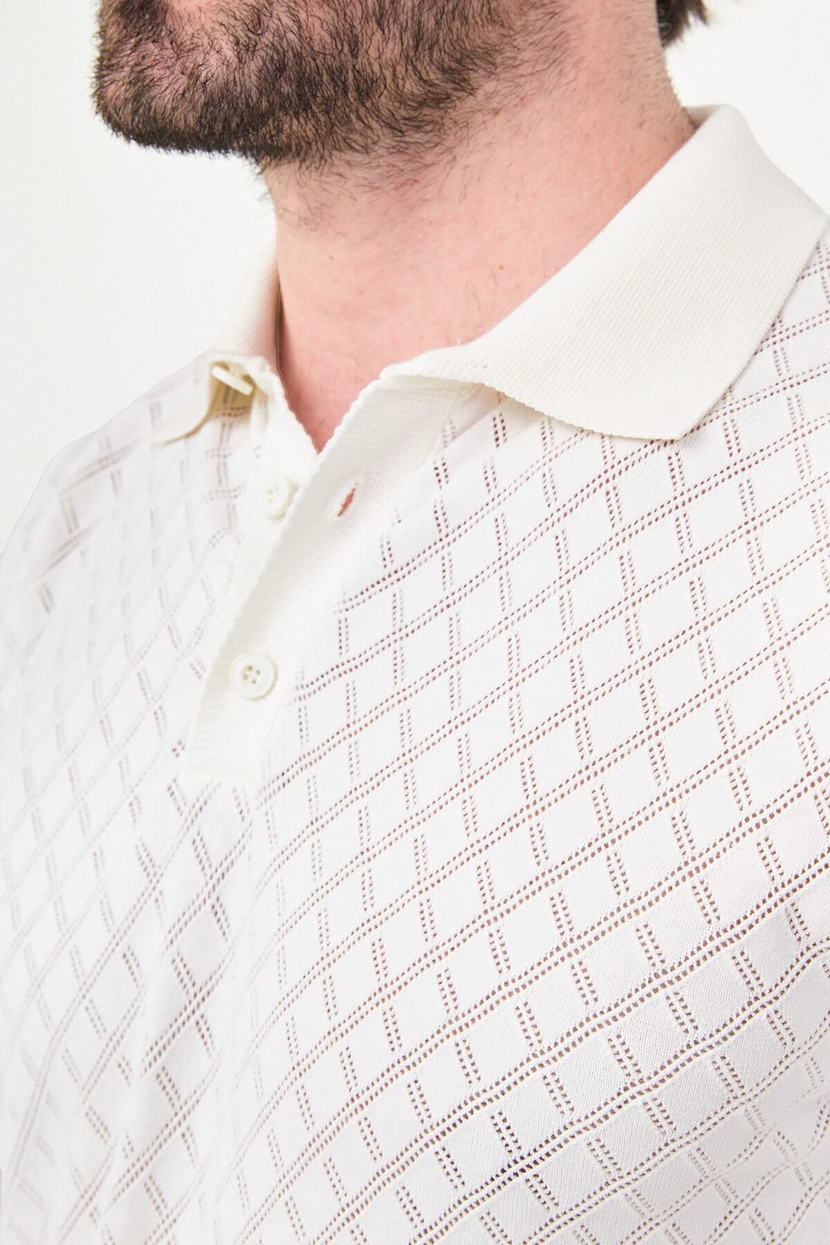 Men’s ecru slim fit knit polo T-shirt with textured diamond pattern, short sleeves, tailored fit, smart casual summer style