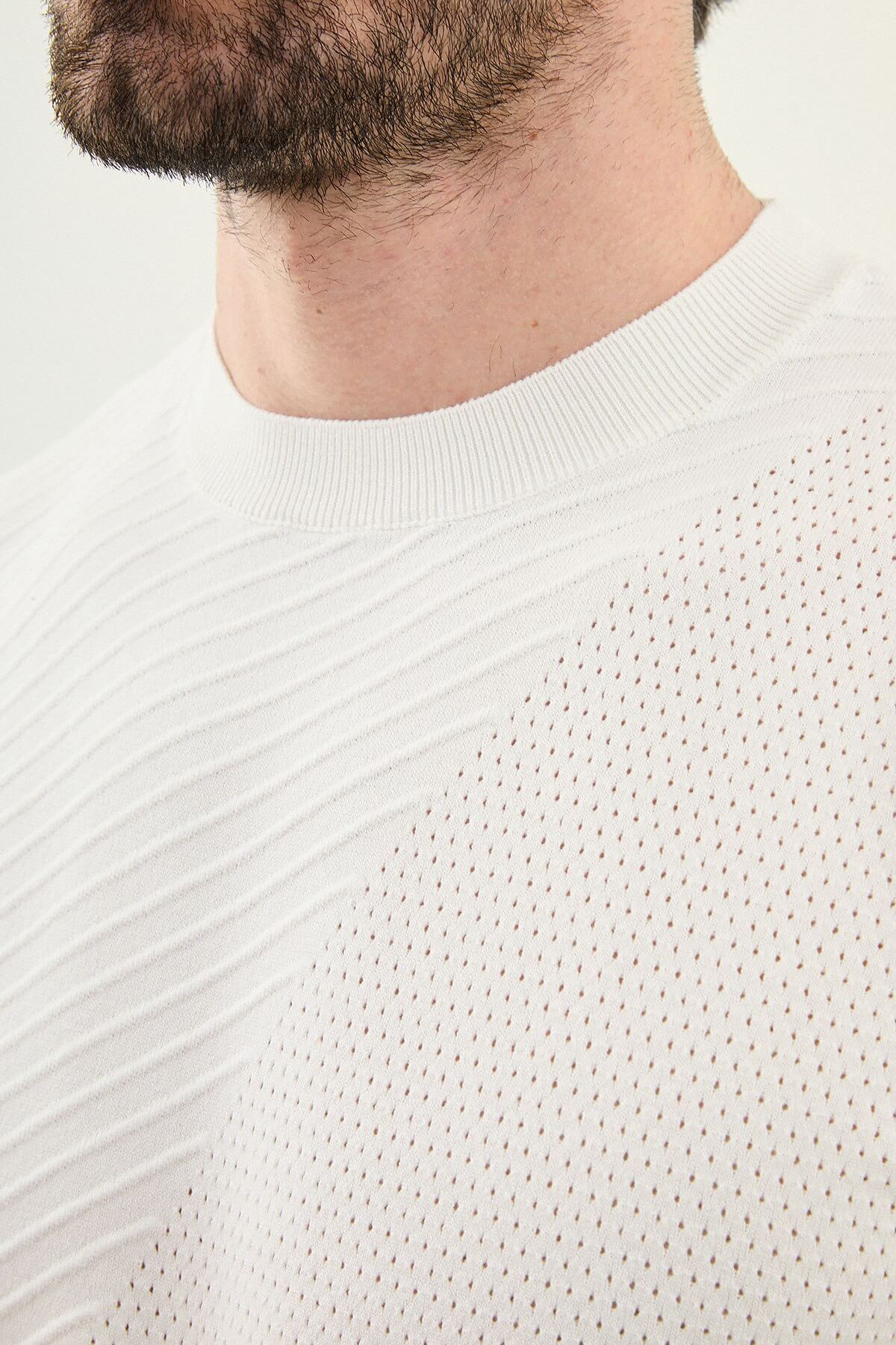 Men’s ecru slim fit textured crew neck t-shirt with diagonal knit pattern, short sleeve minimal summer style