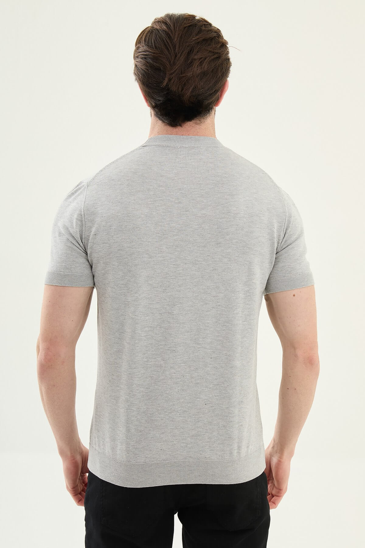 Men’s gray slim fit crew neck knit t-shirt with short sleeves, soft cotton fabric, modern smart casual summer style
