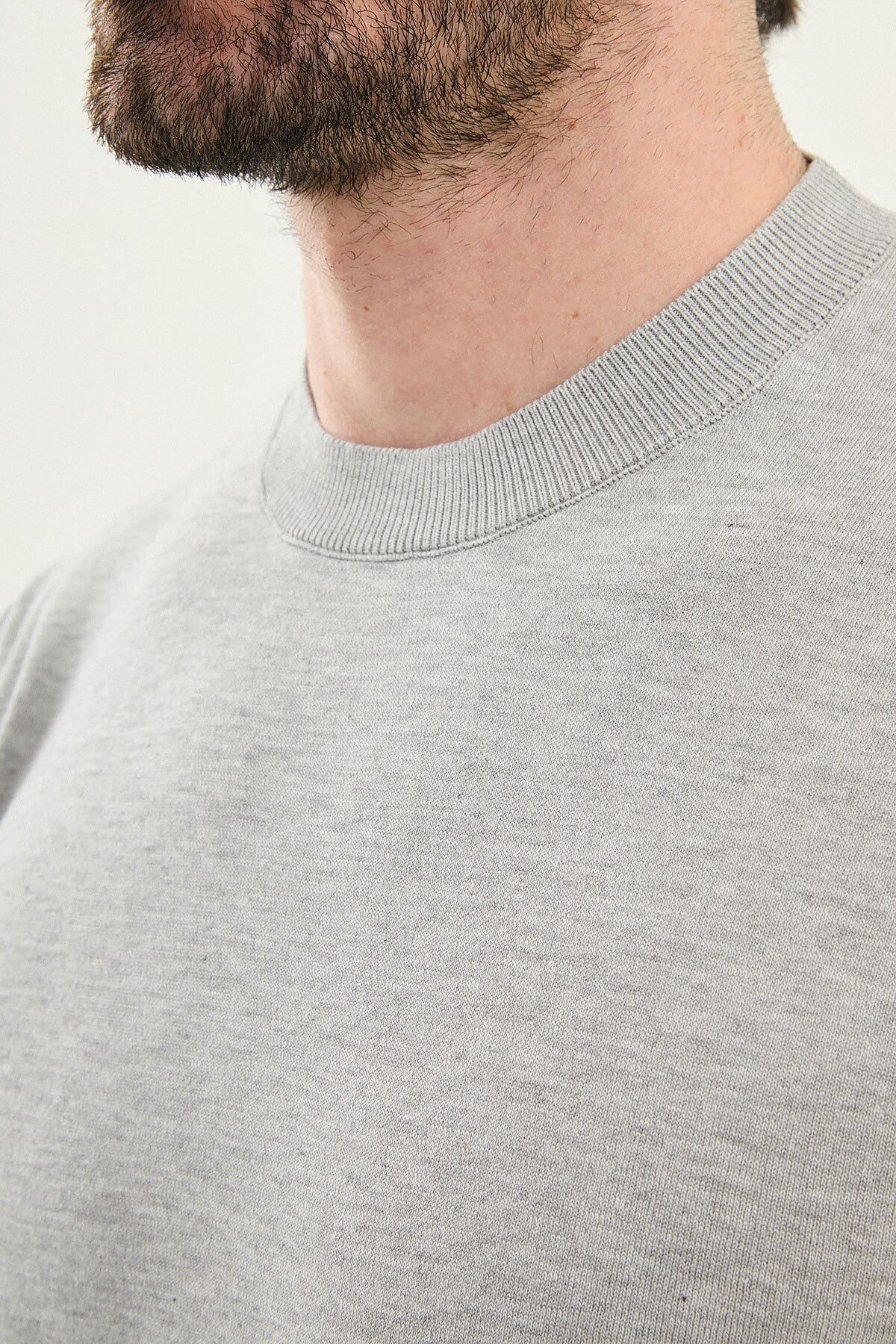 Men’s gray slim fit crew neck knit t-shirt with short sleeves, soft cotton fabric, modern smart casual summer style