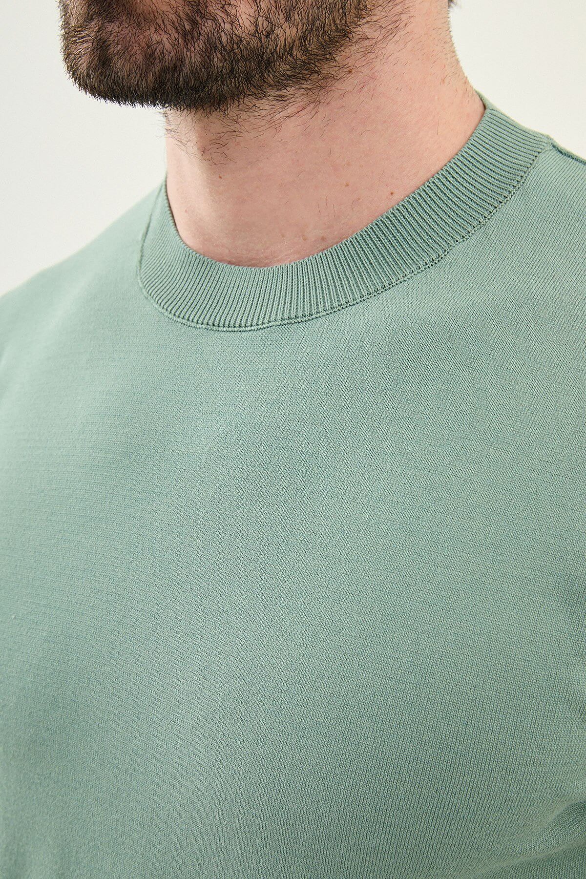 Men’s green slim fit crew neck knit t-shirt with short sleeves, cotton stretch fabric, smart casual seasonal style