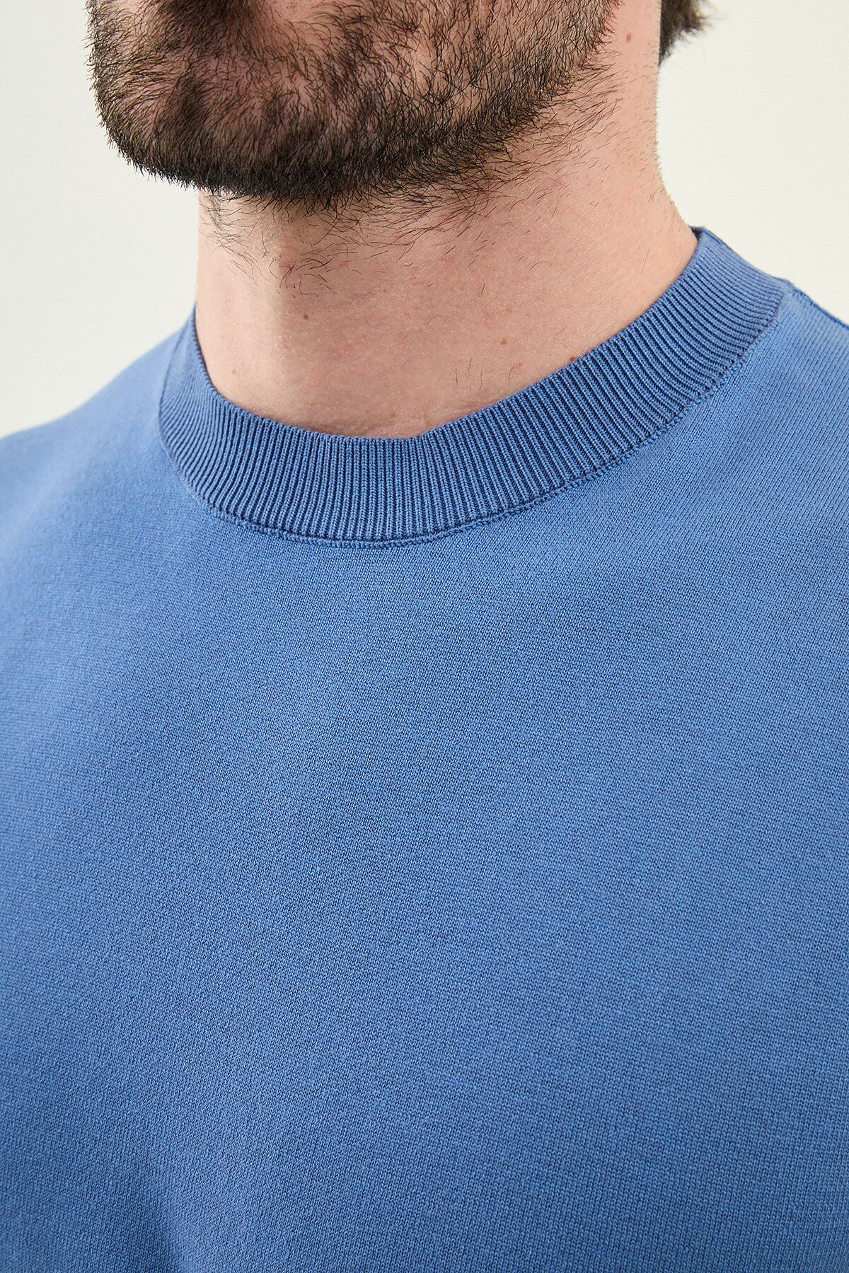 Men’s indigo slim fit crew neck knit t-shirt with short sleeves, soft cotton fabric, modern smart casual summer style