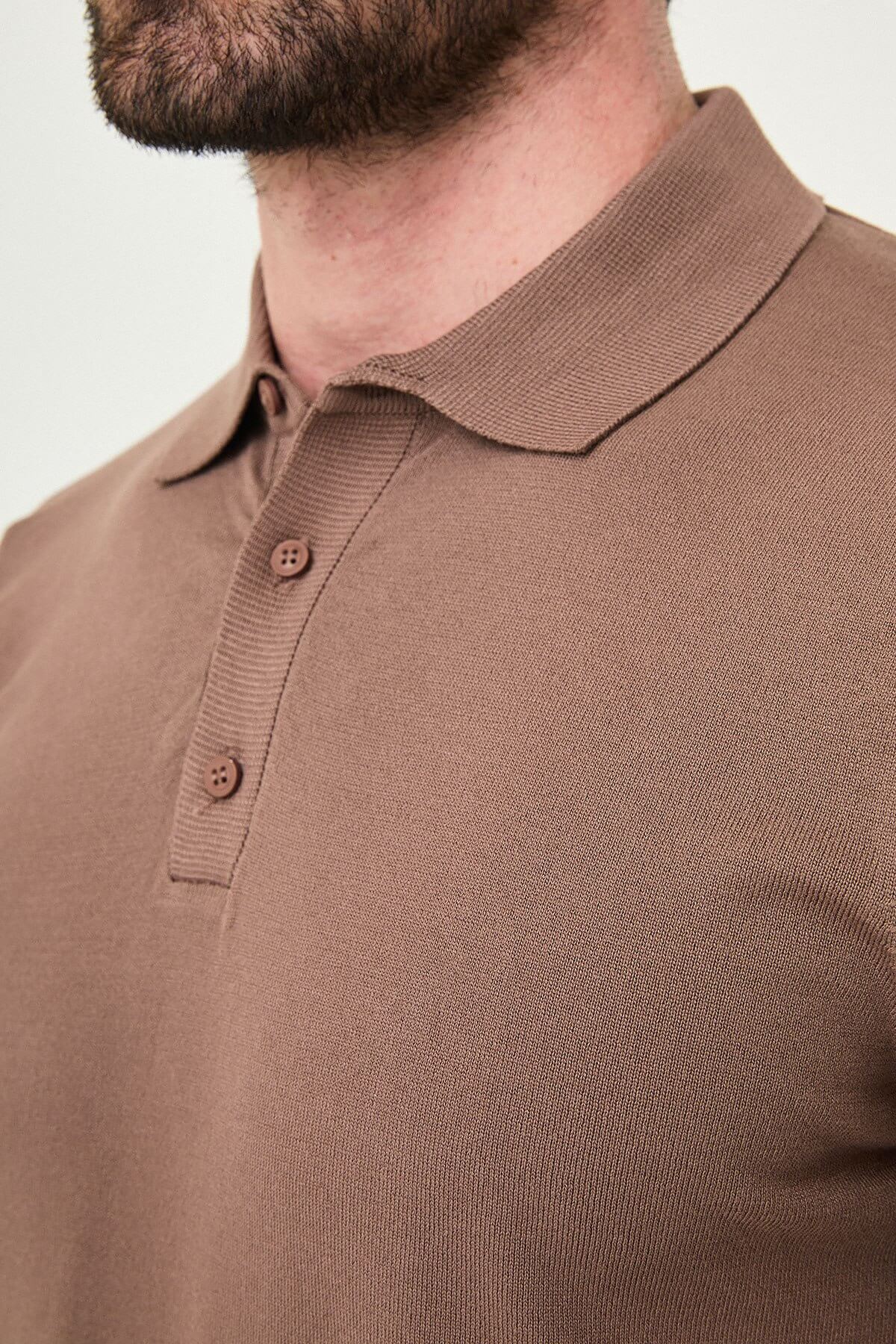 Men’s light brown slim fit cotton polo shirt with short sleeves, breathable stretch fabric, modern warm neutral casual style
