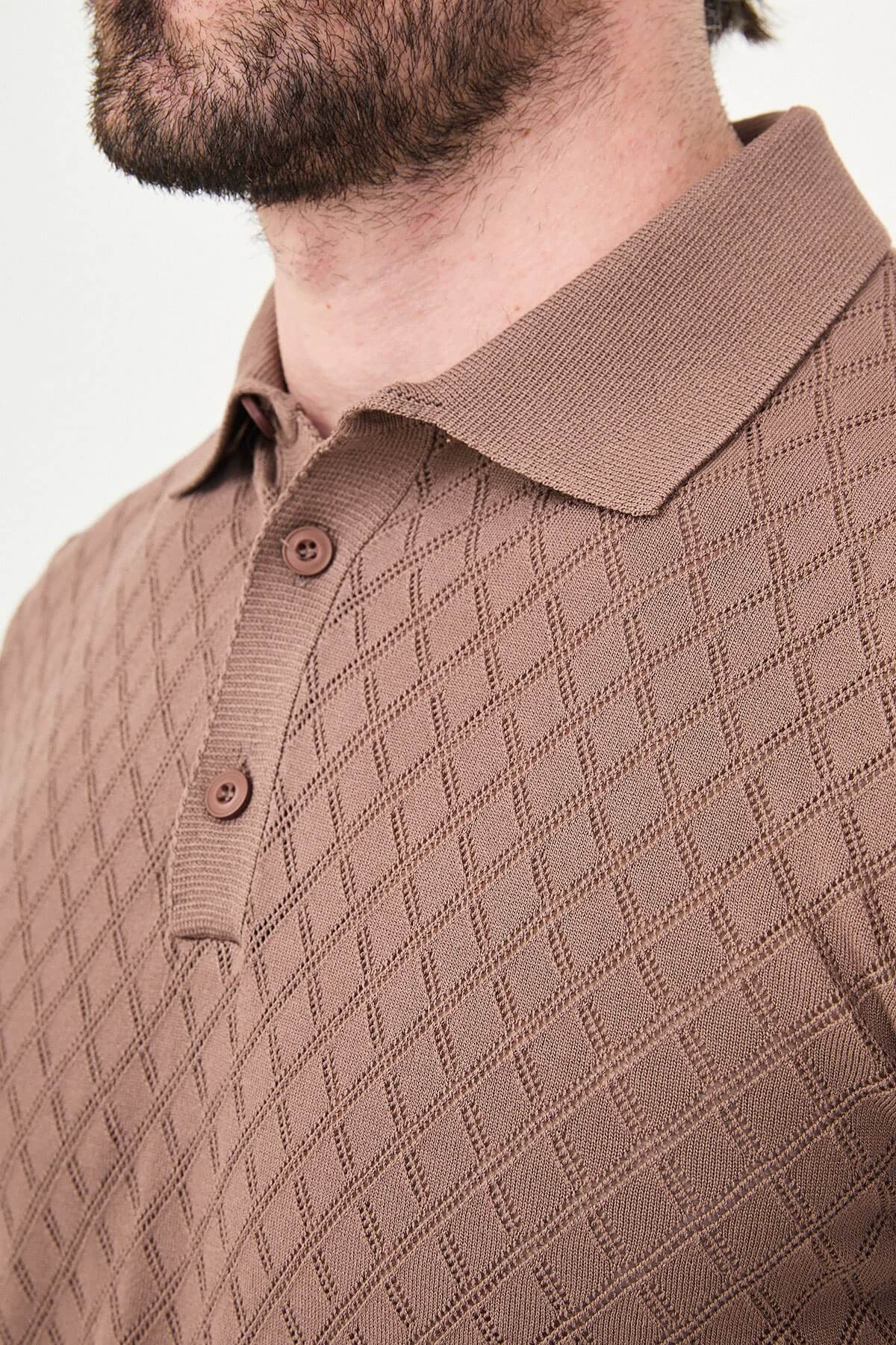 Men’s light brown slim fit knit polo T-shirt with diamond texture, short sleeves, tailored fit, smart casual style