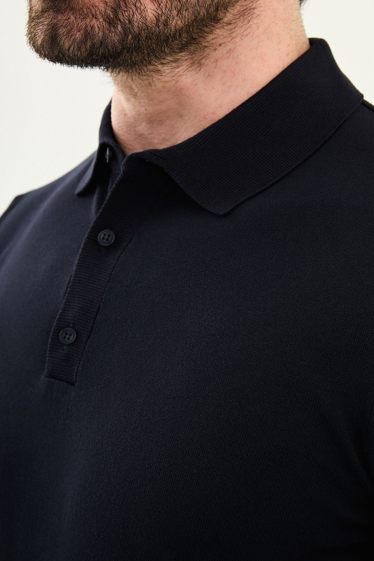 Men’s navy blue slim fit cotton polo shirt with short sleeves and stretch fabric, clean modern casual style