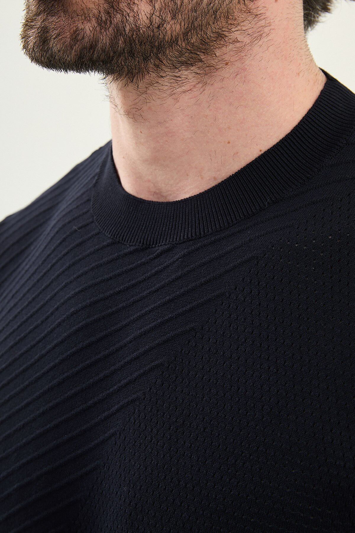 Men’s navy blue slim fit textured crew neck T-shirt with diagonal knit detail, short sleeves, modern casual style