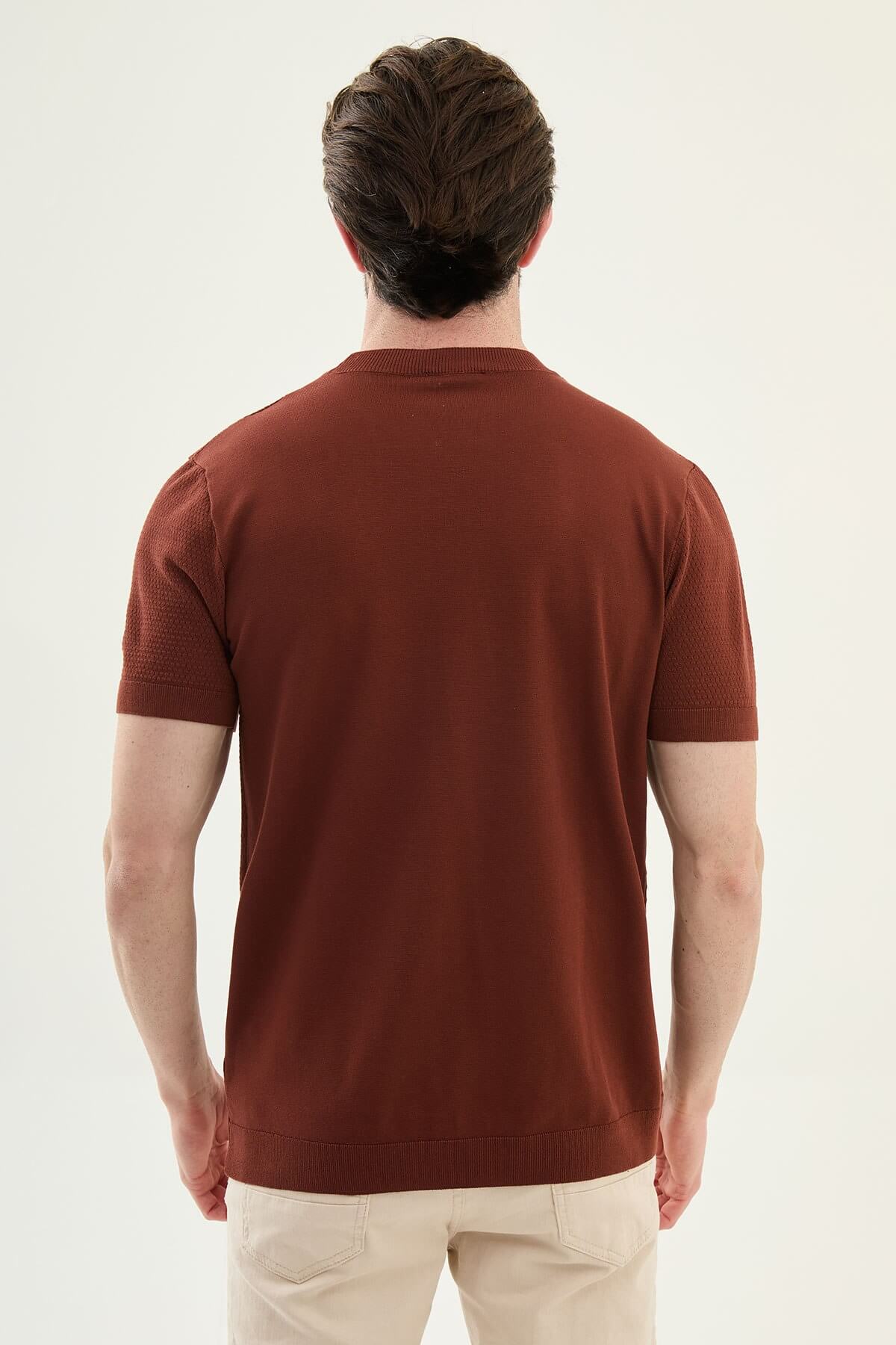 Men’s tile slim fit textured crew neck T-shirt with diagonal knit pattern, short sleeves, modern casual style