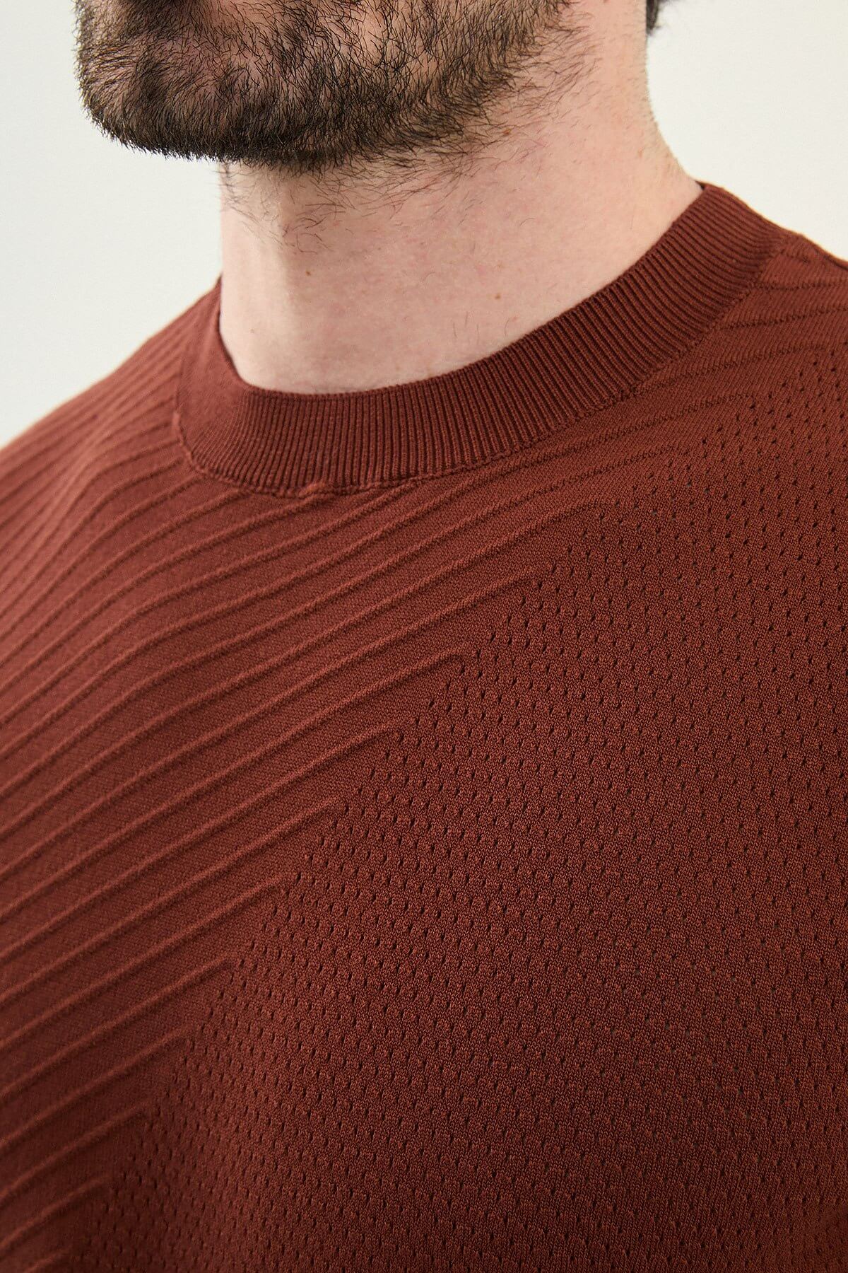 Men’s tile slim fit textured crew neck T-shirt with diagonal knit pattern, short sleeves, modern casual style