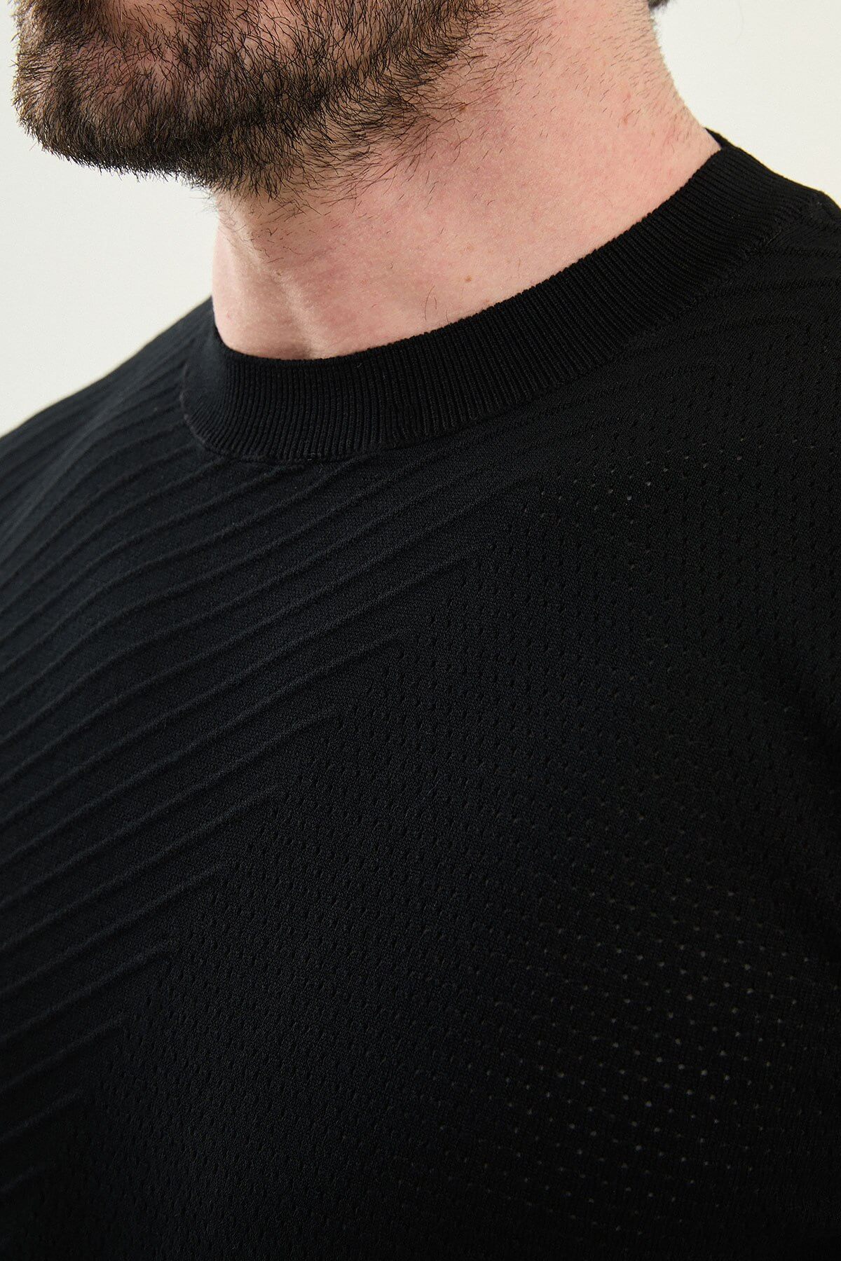 Men’s black slim fit textured crew neck T-shirt with diagonal knit detail, short sleeves, modern casual style