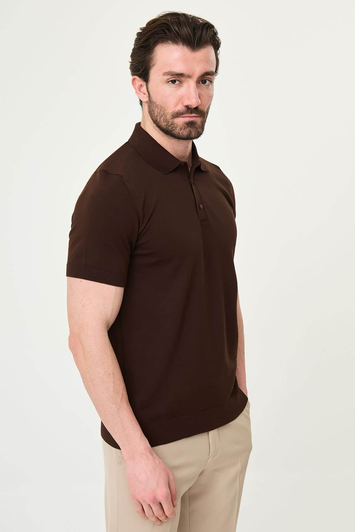 Men’s dark brown slim fit cotton polo shirt with short sleeves and stretch fabric, clean minimal casual style