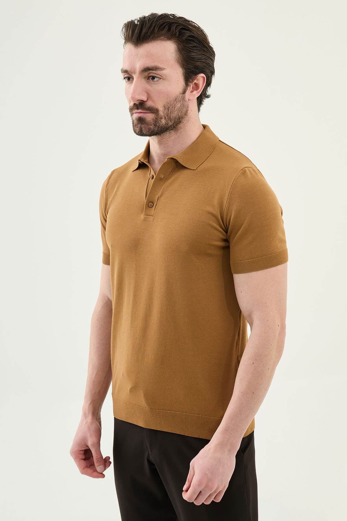 Men’s camel slim fit cotton polo shirt with short sleeves and stretch fabric, warm tone casual summer outfit