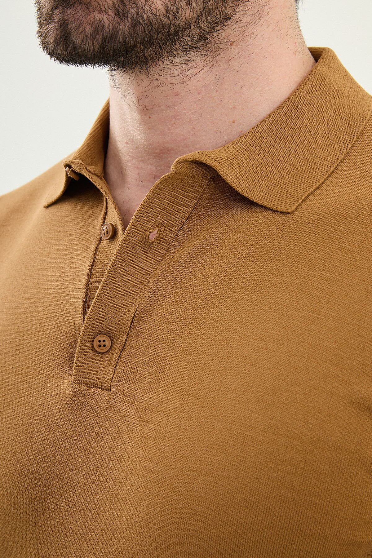 Men’s camel slim fit cotton polo shirt with short sleeves and stretch fabric, warm tone casual summer outfit