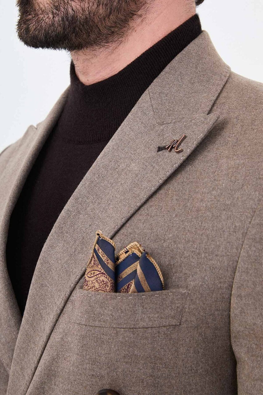 HolloMen men's beige double-breasted suit featuring notch lapels, a six-button jacket, patch pockets, and a patterned pocket square.