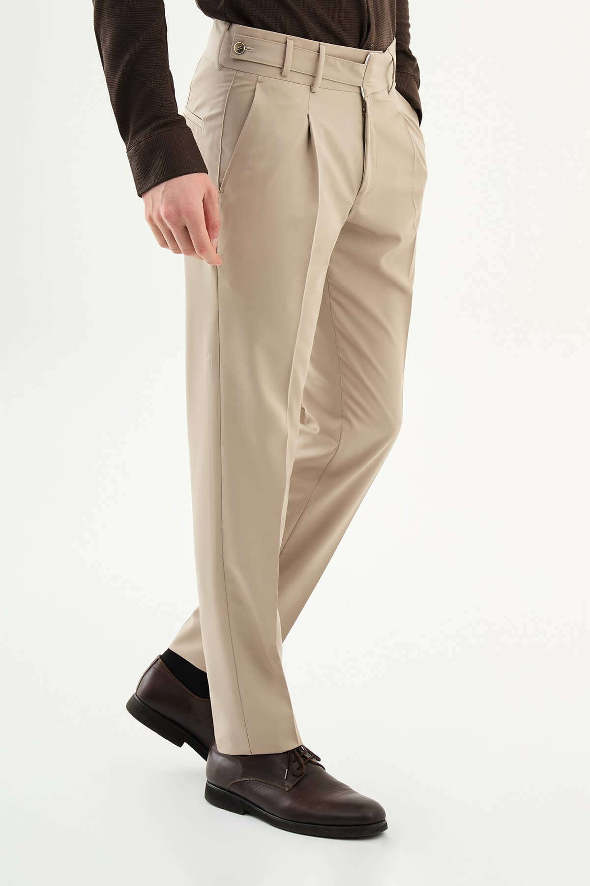 Beige slim-fit straight-leg pleated trousers for men, styled with brown leather shoes, ideal for summer business and formal occasions.