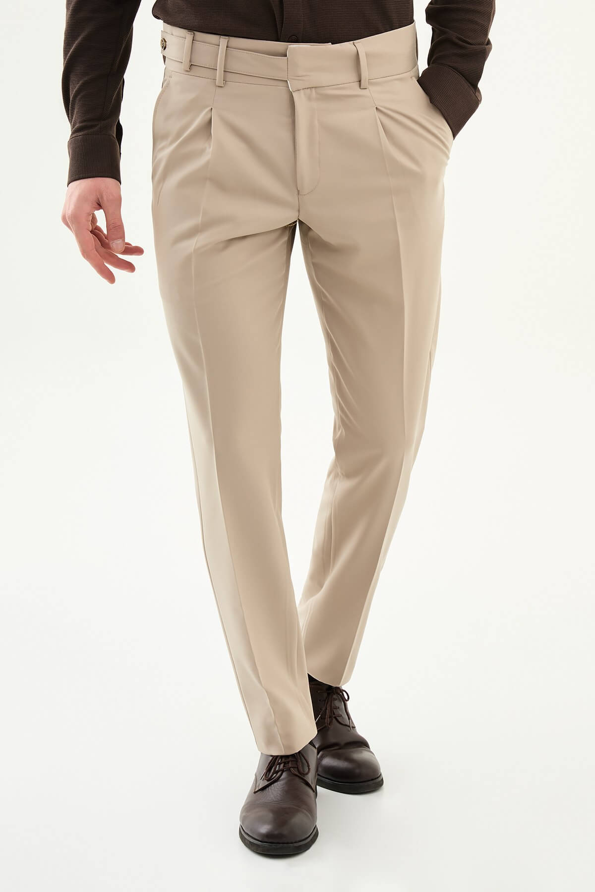 Beige slim-fit straight-leg pleated trousers for men, styled with brown leather shoes, ideal for summer business and formal occasions.