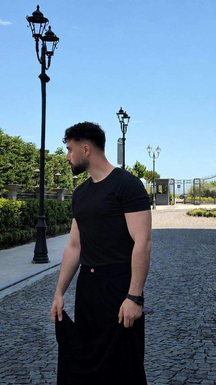Men's black slim fit crew neck t-shirt with short sleeves