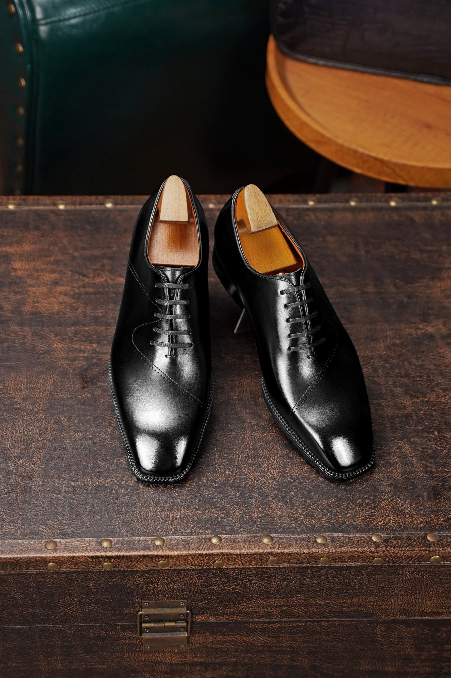 Men’s black leather cap toe Oxford dress shoes featuring a polished finish, lace-up closure, sleek tapered toe, and classic formal design.