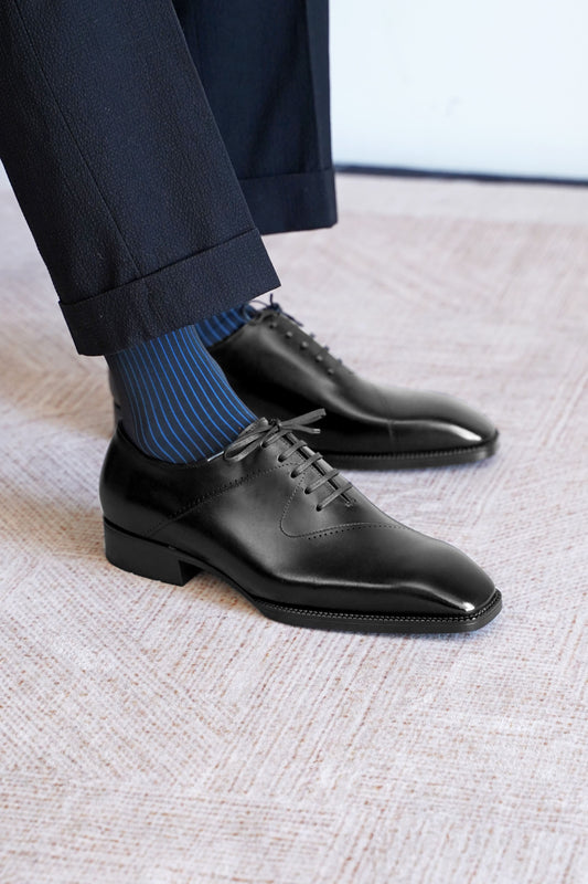 Men’s black leather cap toe Oxford dress shoes featuring a polished finish, lace-up closure, sleek tapered toe, and classic formal design.