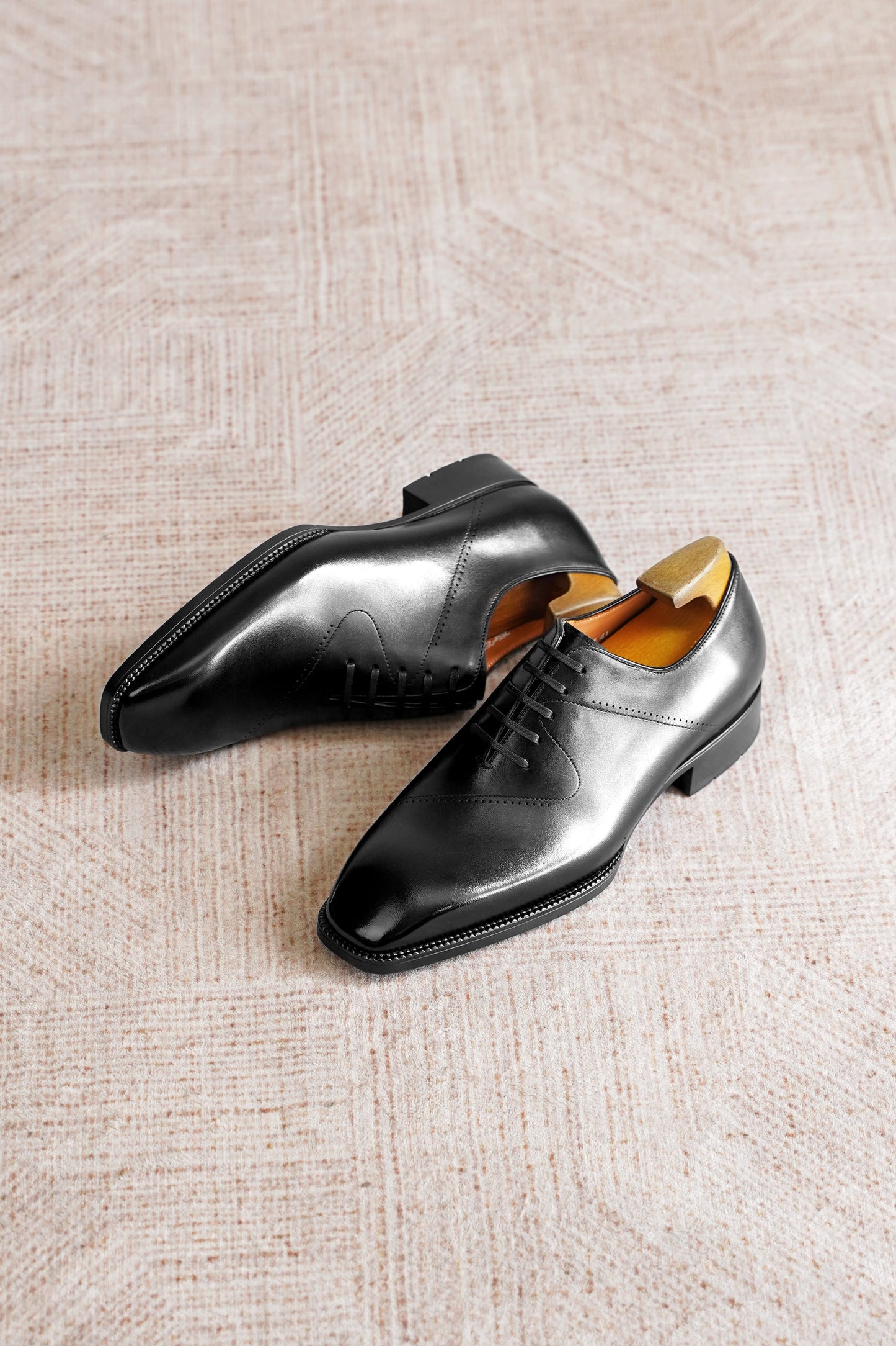 Men’s black leather cap toe Oxford dress shoes featuring a polished finish, lace-up closure, sleek tapered toe, and classic formal design.
