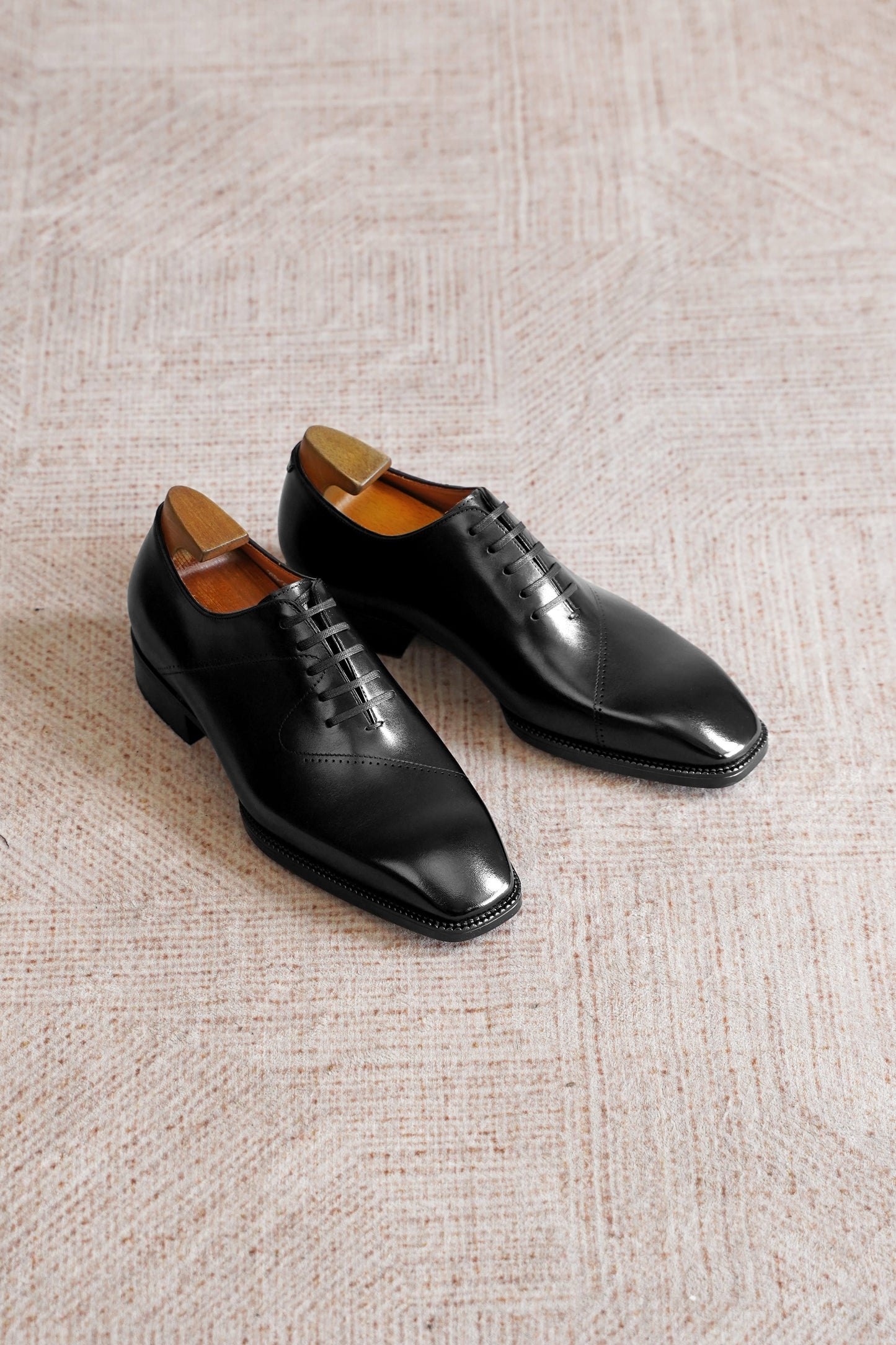 Men’s black leather cap toe Oxford dress shoes featuring a polished finish, lace-up closure, sleek tapered toe, and classic formal design.