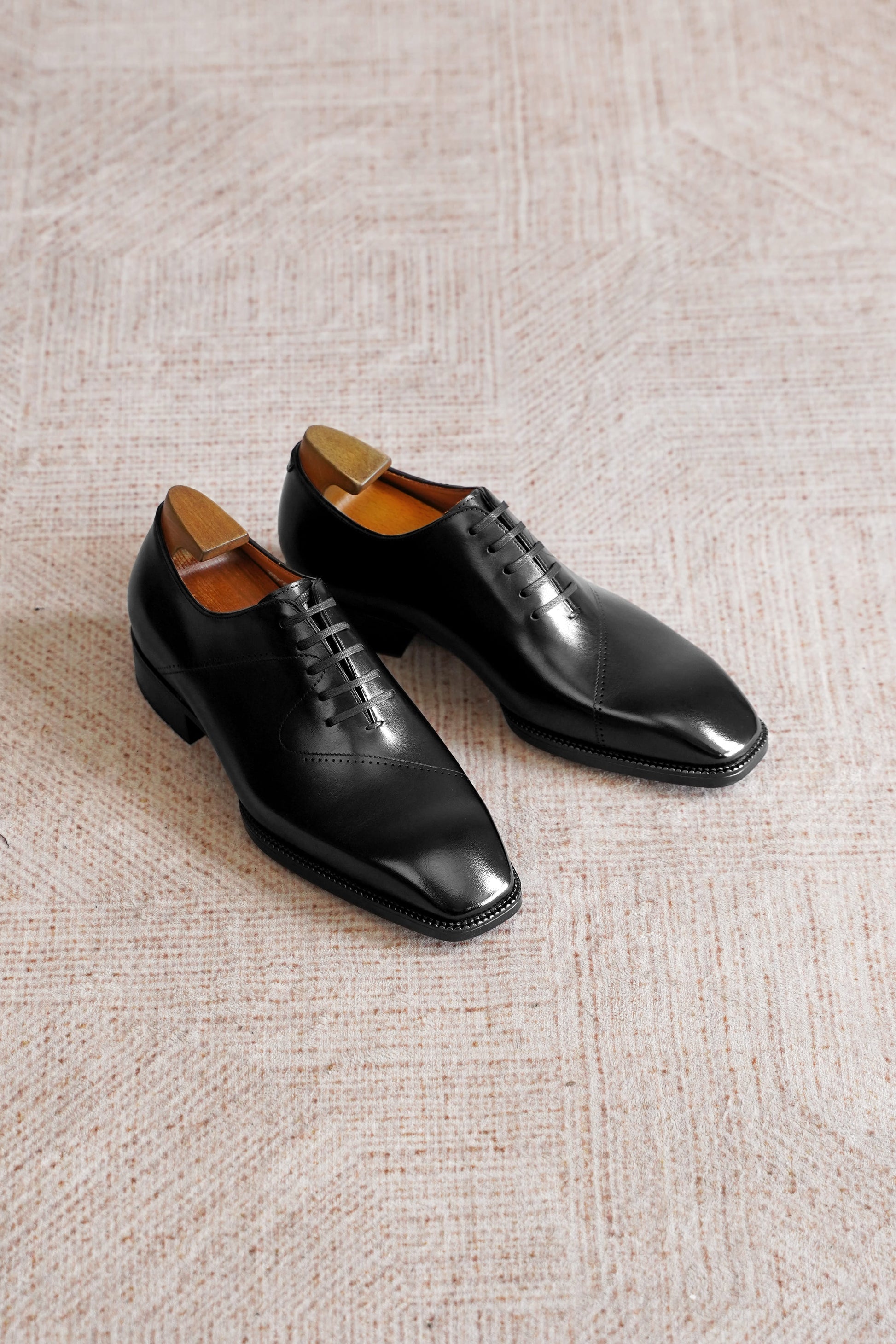 Men’s black leather cap toe Oxford dress shoes featuring a polished finish, lace-up closure, sleek tapered toe, and classic formal design.