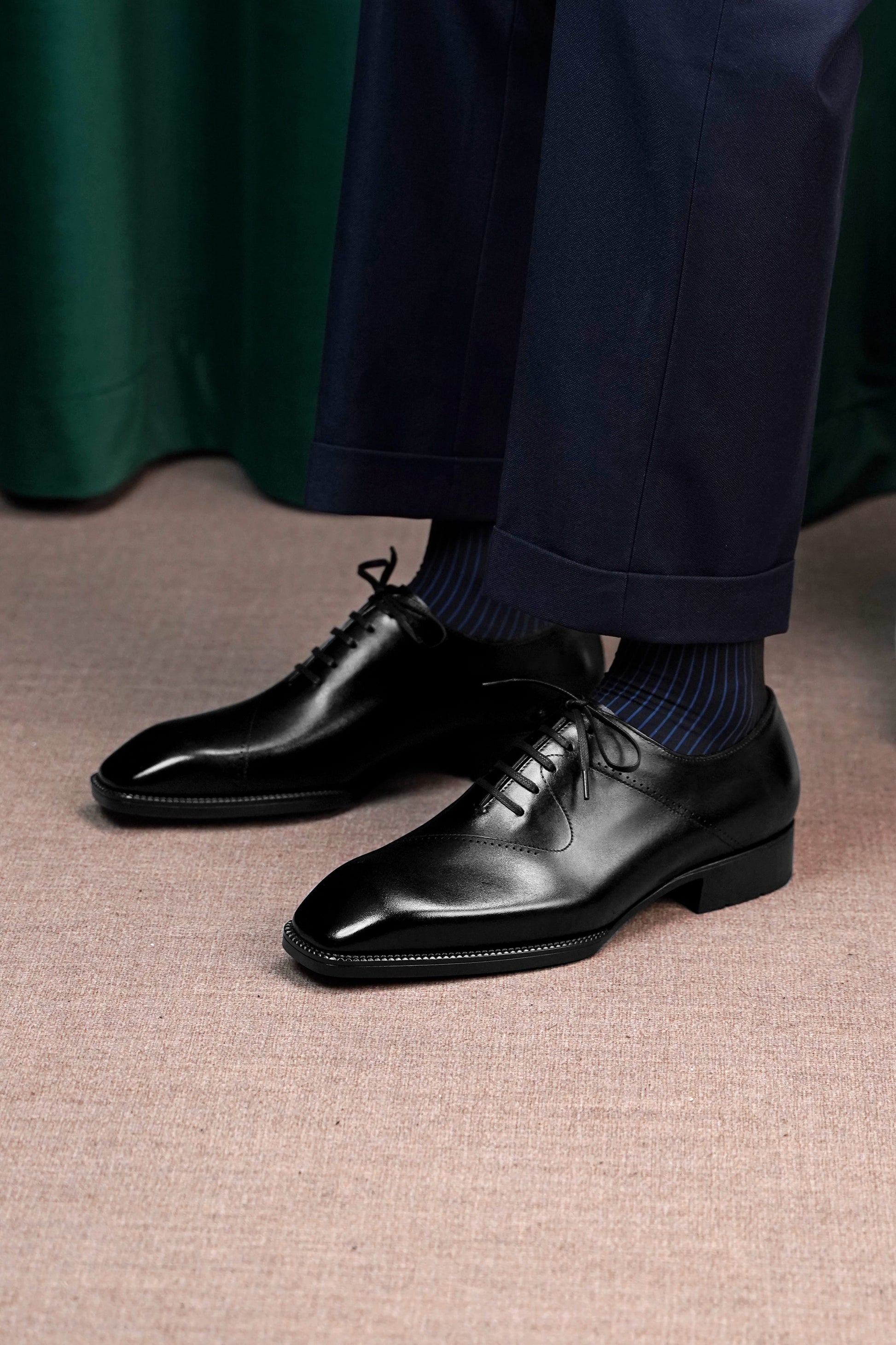 Men’s black leather cap toe Oxford dress shoes featuring a polished finish, lace-up closure, sleek tapered toe, and classic formal design.