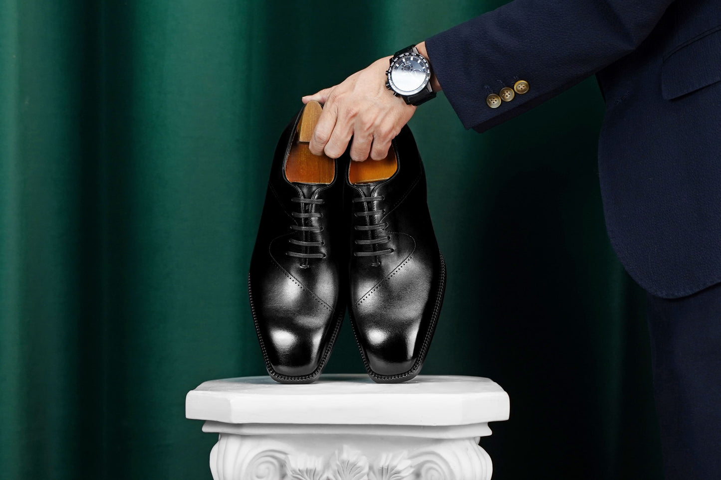 Men’s black leather cap toe Oxford dress shoes featuring a polished finish, lace-up closure, sleek tapered toe, and classic formal design.