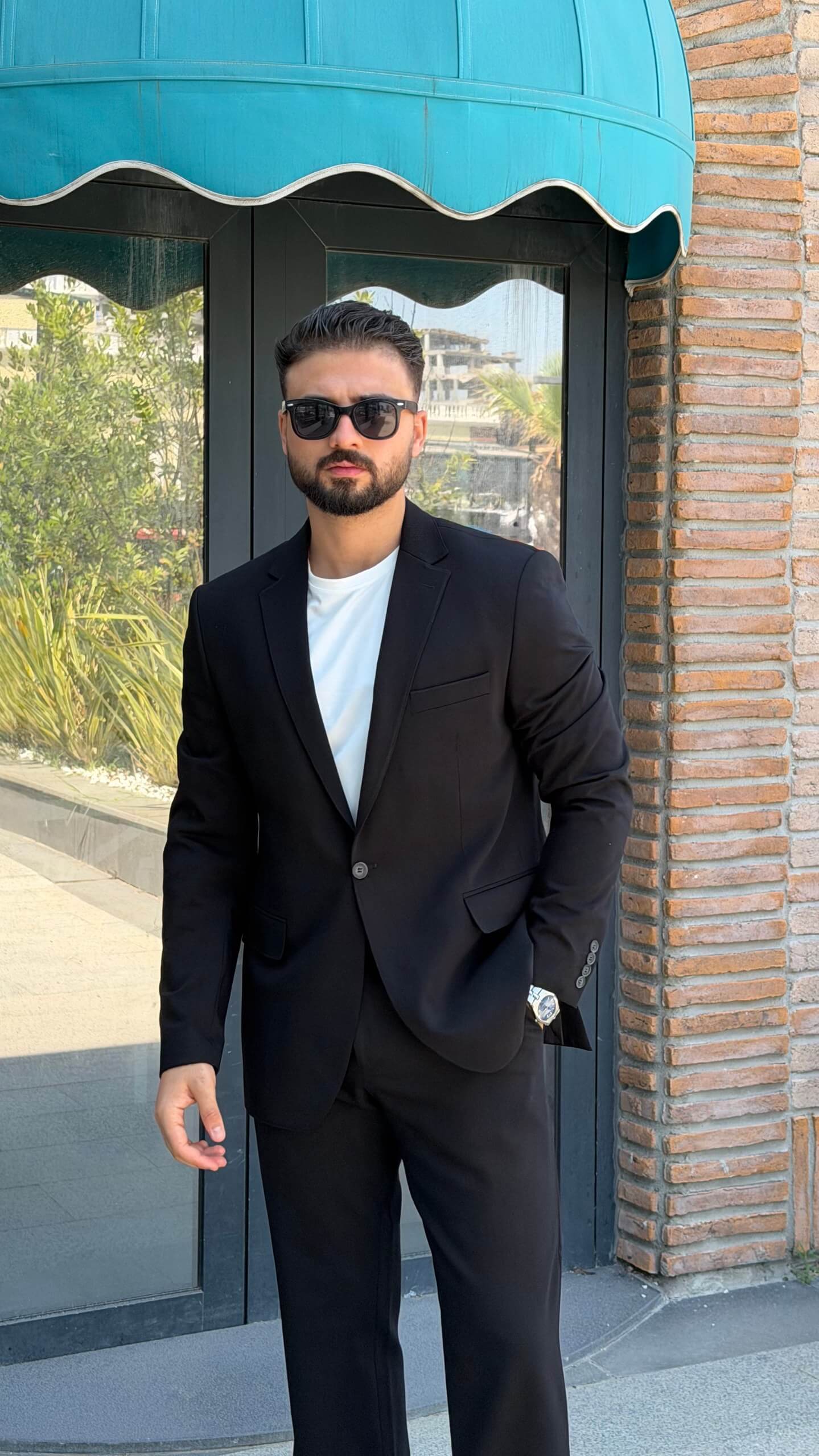 Men’s black single breasted tailored blazer with modern fit for formal and smart casual outfits