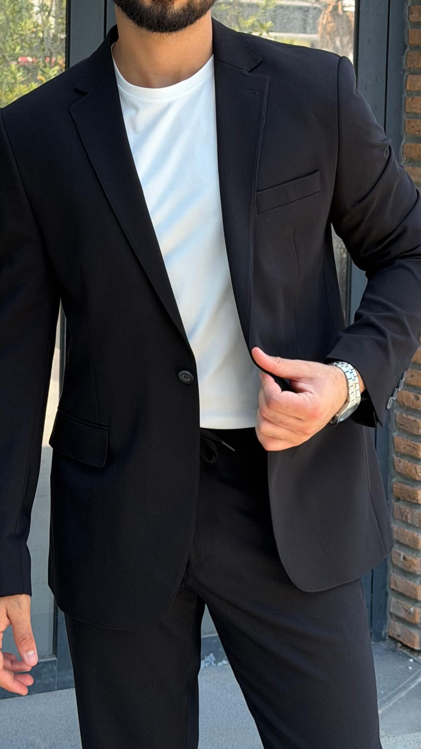 Men’s black single breasted tailored blazer with modern fit for formal and smart casual outfits