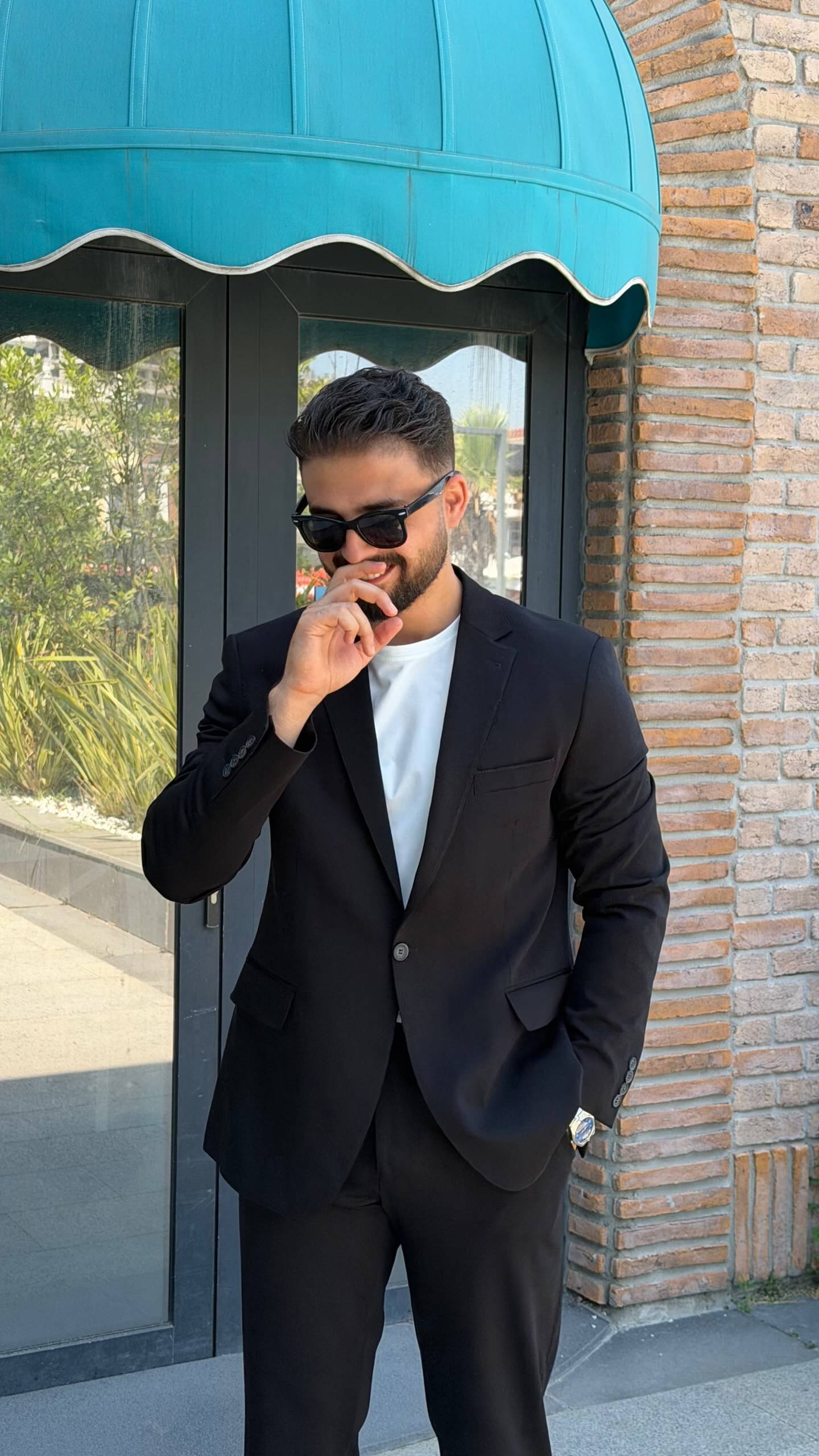 Men’s black single breasted tailored blazer with modern fit for formal and smart casual outfits