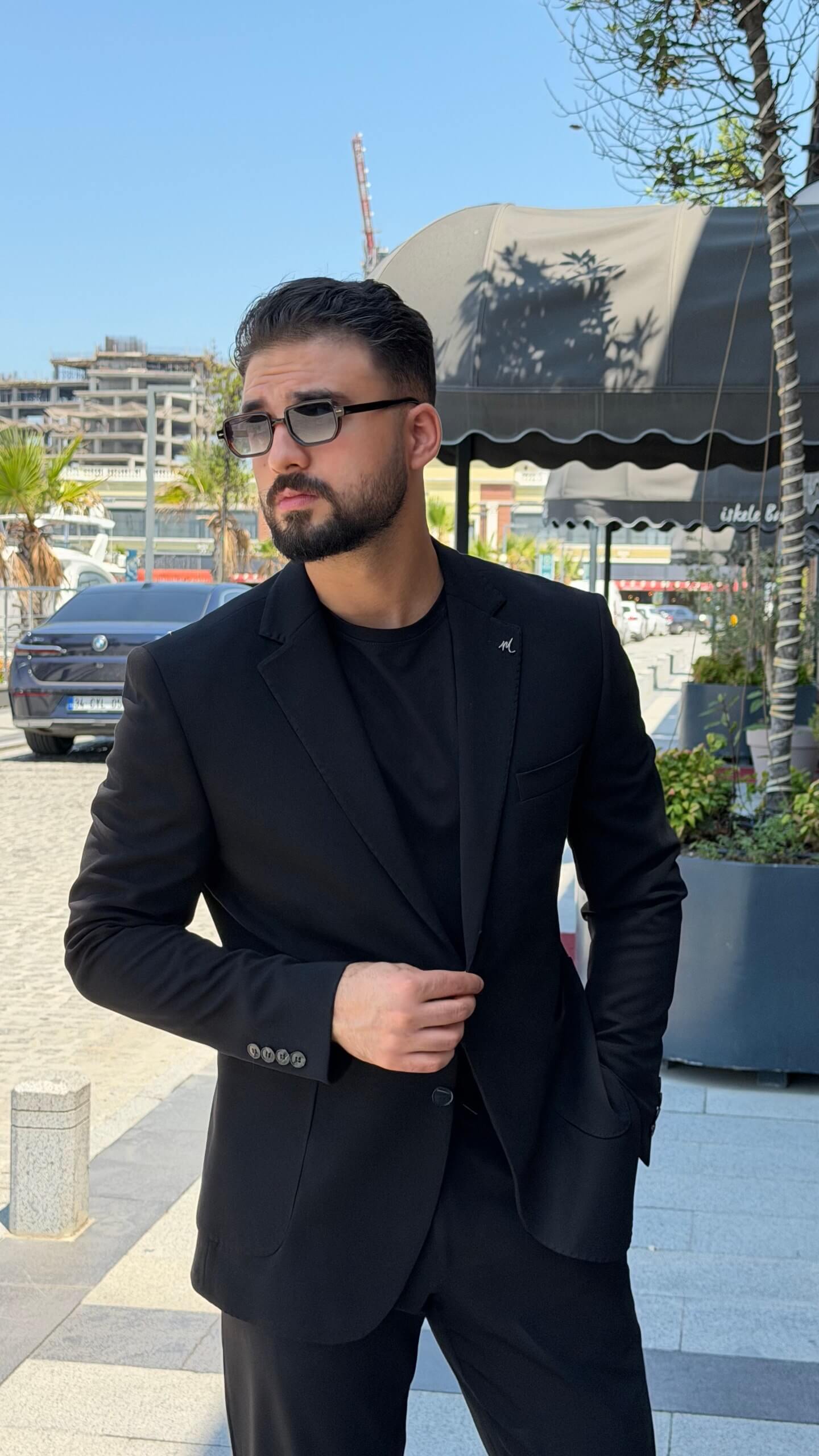 Men’s black single breasted blazer with tailored fit for formal and smart casual outfits