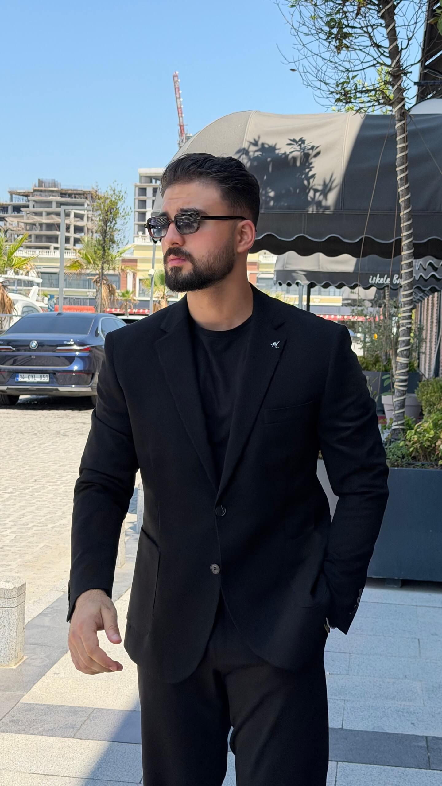 Men’s black single breasted blazer with tailored fit for formal and smart casual outfits
