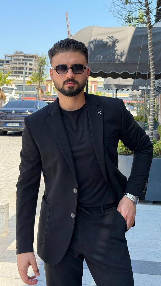 Men’s black single breasted blazer with tailored fit for formal and smart casual outfits