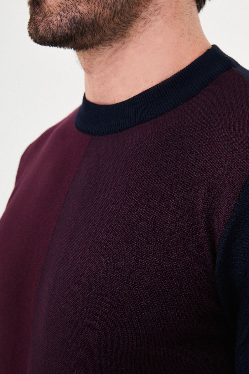 Men's navy blue and burgundy colour-block cashmere crew neck sweater.