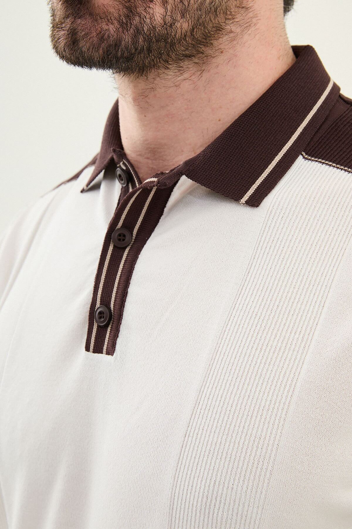 Men’s ecru colorblock slim fit knit polo shirt with contrast collar details styled for refined summer smart-casual fashion.