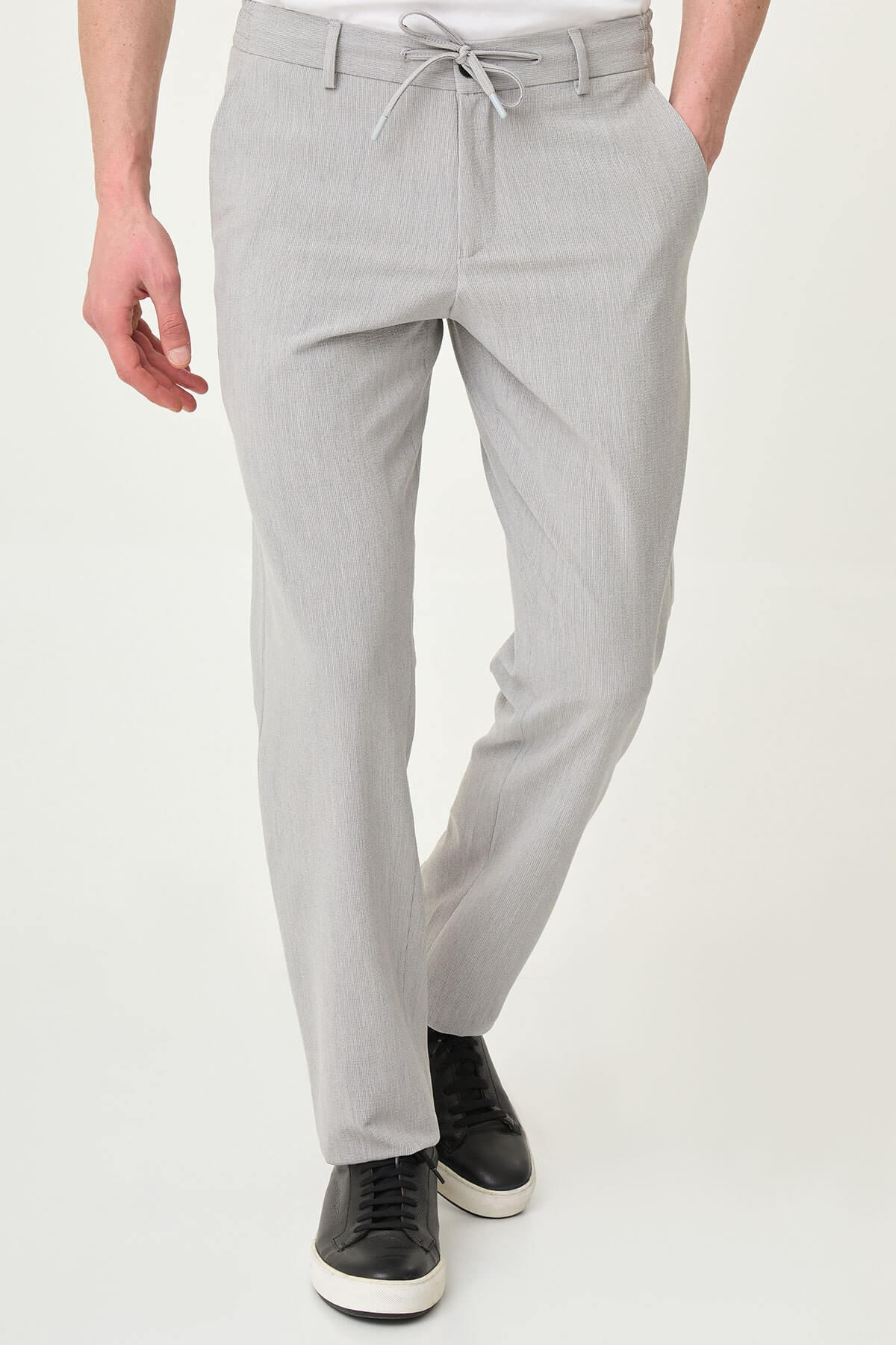 Man wearing gray slim-fit summer trousers 