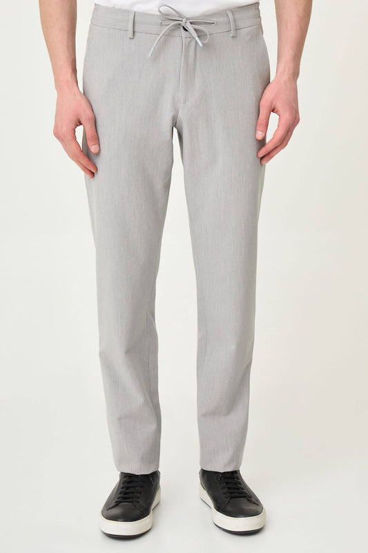 Man wearing gray slim-fit summer trousers 