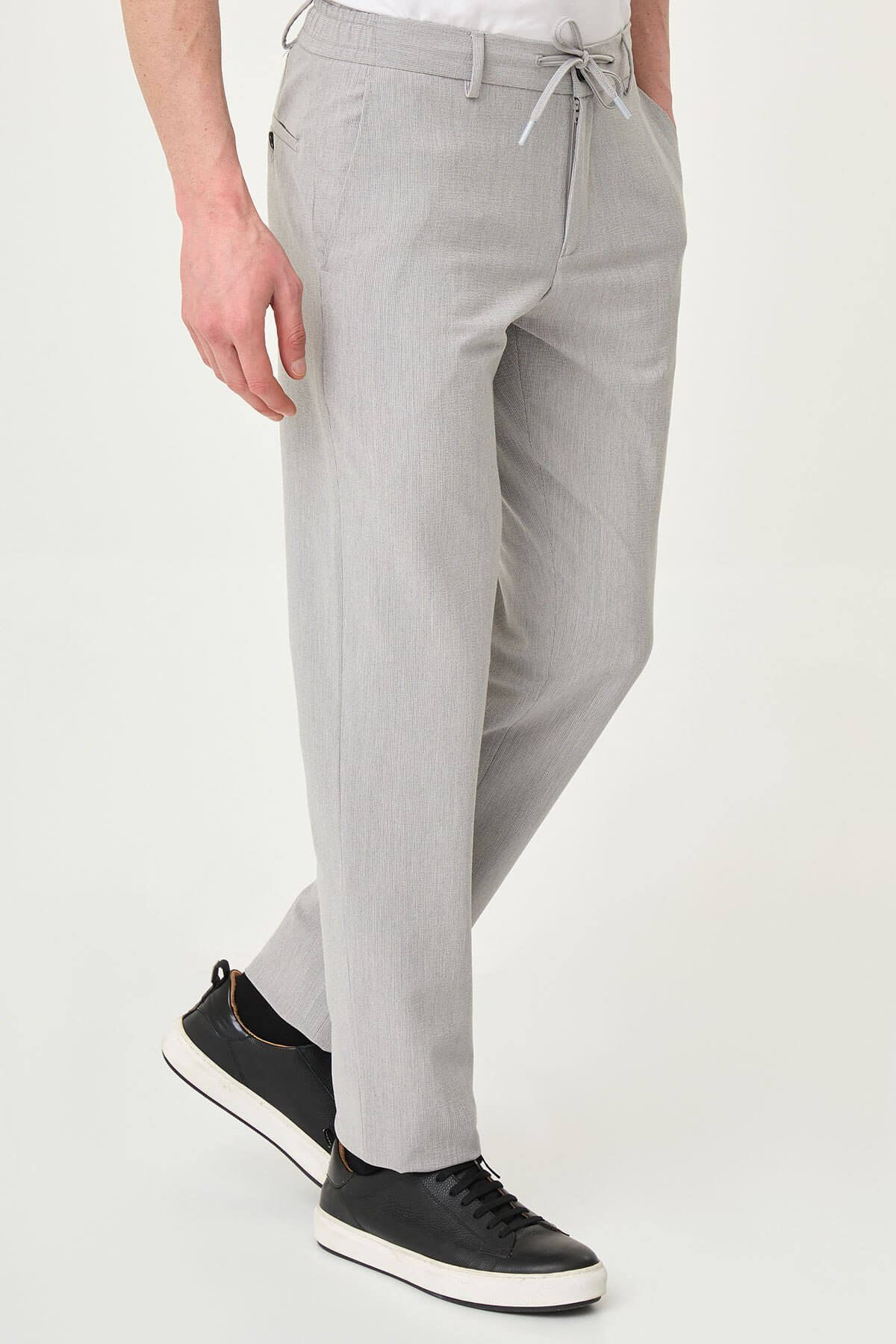 Man wearing gray slim-fit summer trousers 