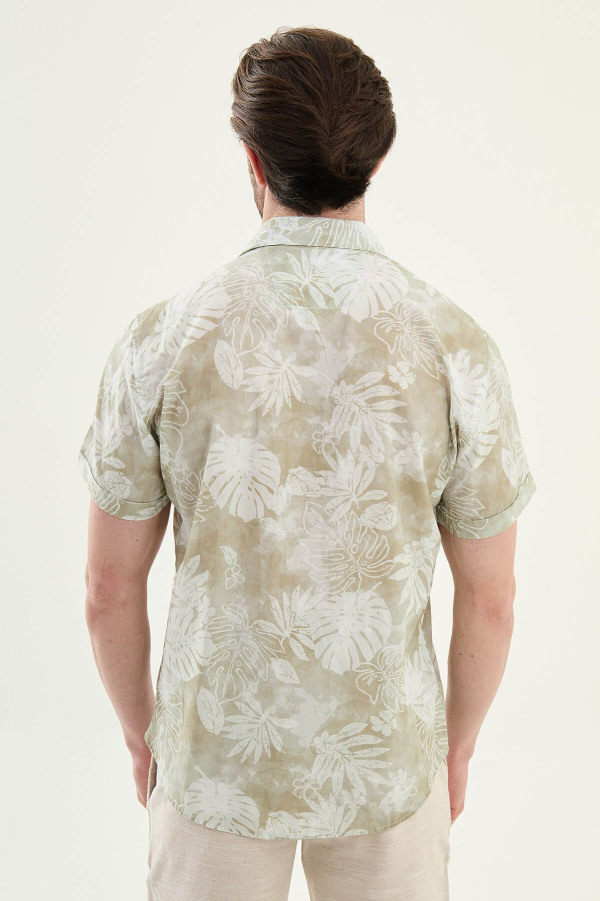 HolloMen green short-sleeve shirt with palm tree print, slim fit, lapel collar, modeled on a man.