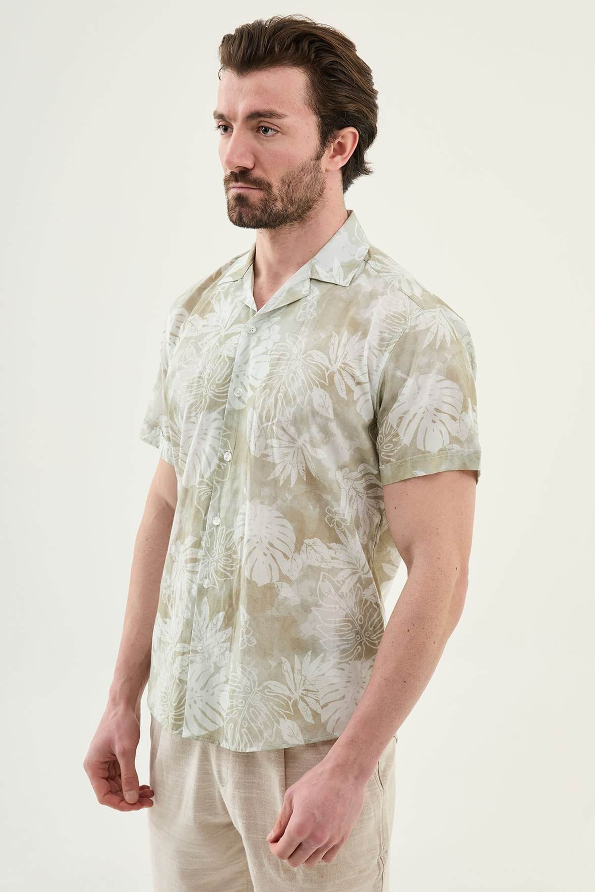 HolloMen green short-sleeve shirt with palm tree print, slim fit, lapel collar, modeled on a man.