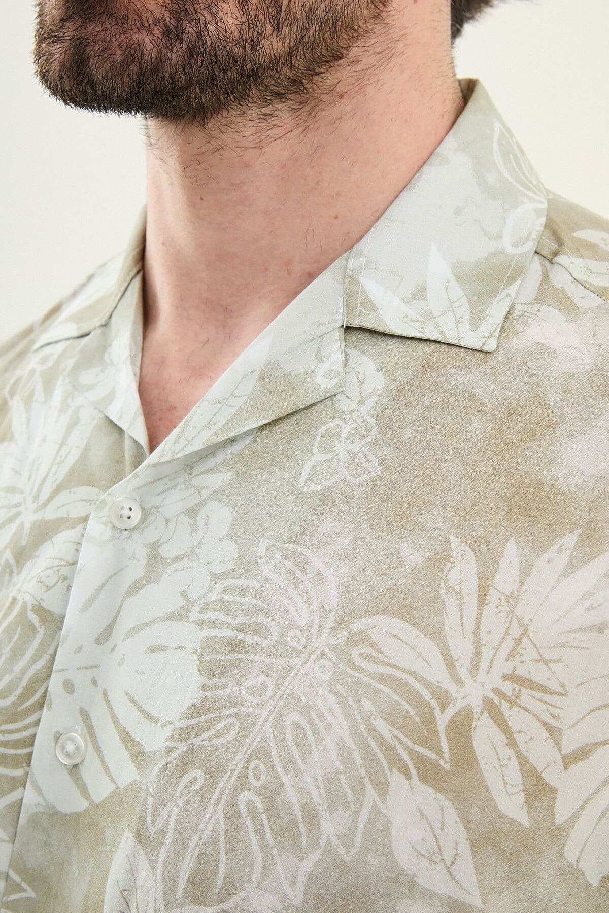 HolloMen green short-sleeve shirt with palm tree print, slim fit, lapel collar, modeled on a man.