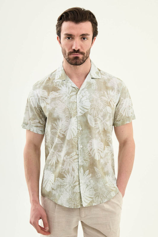 HolloMen green short-sleeve shirt with palm tree print, slim fit, lapel collar, modeled on a man.