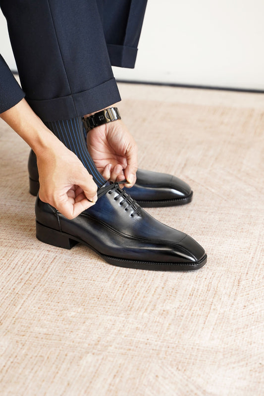 Men’s navy blue leather Oxford dress shoes with polished finish, lace-up design, sleek pointed toe, and elegant formal silhouette.