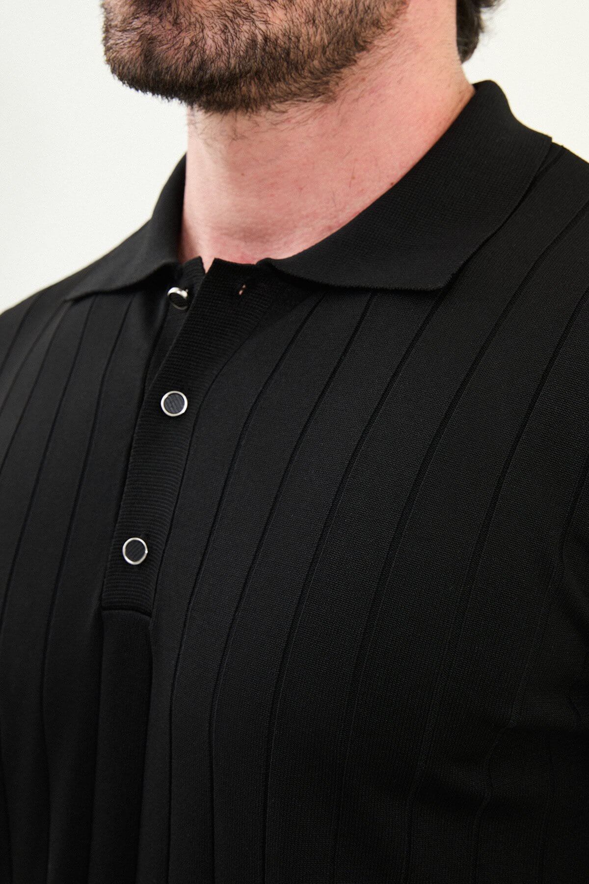 Polo da uomo nera a coste.