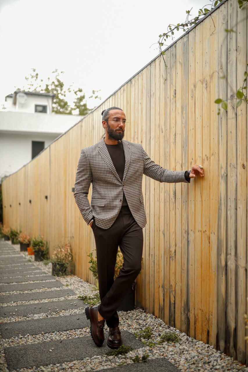 Full-body view of men’s houndstooth brown suit with blazer and trousers, styled for fall-winter fashion
