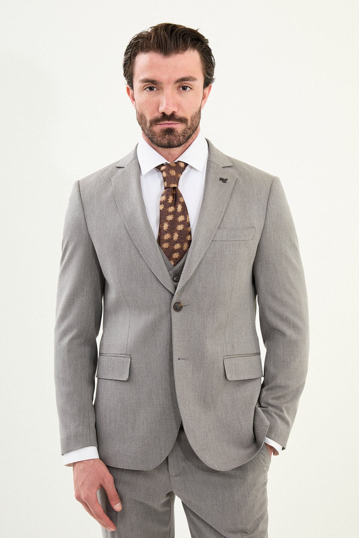 Men’s light gray slim-fit three-piece wool-blend winter suit with single-breasted jacket, notch lapels, matching waistcoat, dark buttons, and black origami lapel pin.